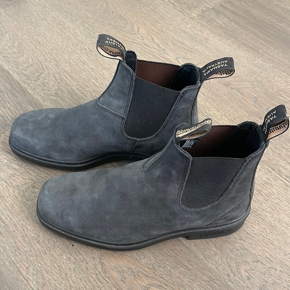 Men’s BLUNDSTONE Classic Chelsea boots.